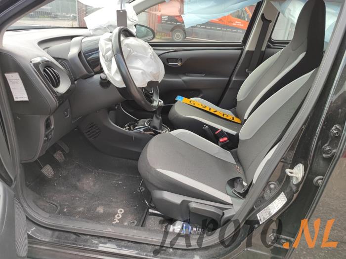 Toyota Aygo 1.0 12V VVT-i Samochód złomowany (2015, Czarny)