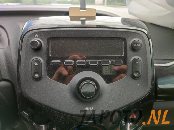 Toyota Aygo 1.0 12V VVT-i Samochód złomowany (2015, Czarny)