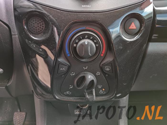 Toyota Aygo 1.0 12V VVT-i Samochód złomowany (2015, Czarny)