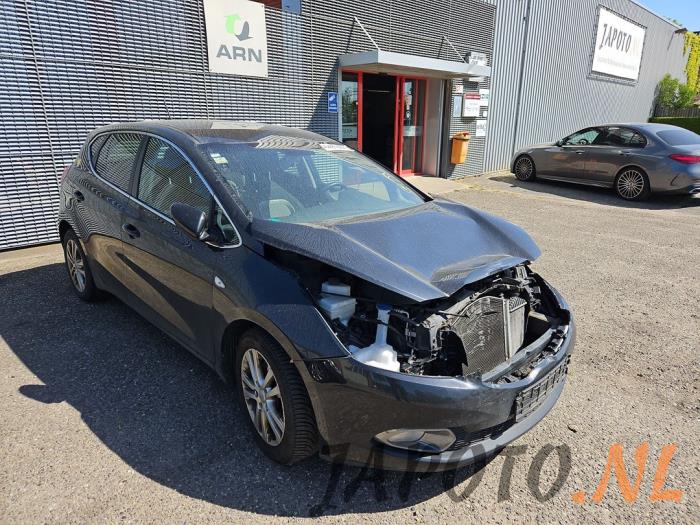 Kia Cee'd 1.6 CRDi 16V VGT Skrotfordon (2015, (1K) ZILINASCHWARZ MET.)