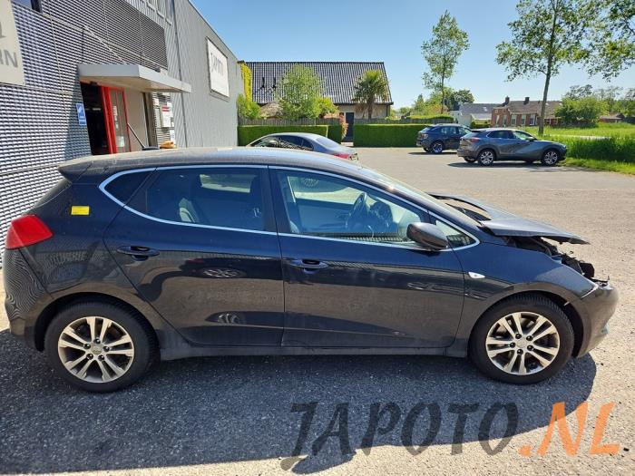 Kia Cee'd 1.6 CRDi 16V VGT Skrotfordon (2015, (1K) ZILINASCHWARZ MET.)