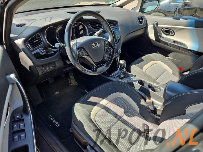 Kia Cee'd 1.6 CRDi 16V VGT Skrotfordon (2015, (1K) ZILINASCHWARZ MET.)