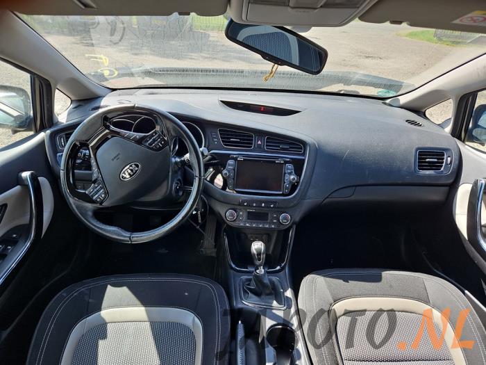 Kia Cee'd 1.6 CRDi 16V VGT Skrotfordon (2015, (1K) ZILINASCHWARZ MET.)