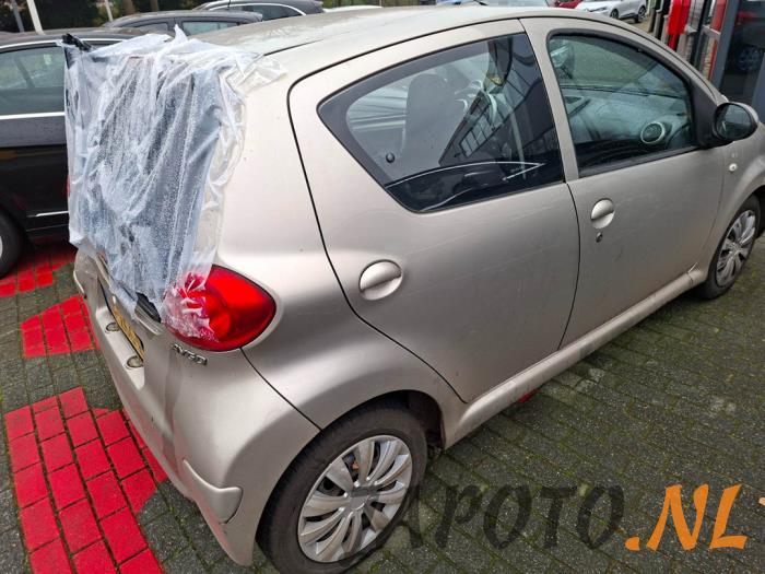 Toyota Aygo 1.0 12V VVT-i Samochód złomowany (2007, Brazowy)