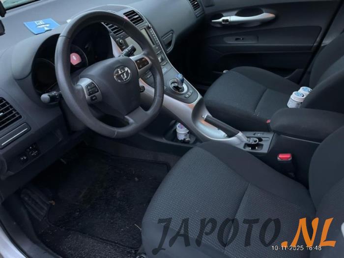 Toyota Auris 1.8 16V HSD Full Hybrid Samochód złomowany (2011, Szary)