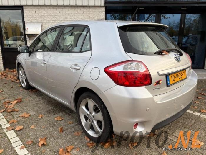 Toyota Auris 1.8 16V HSD Full Hybrid Samochód złomowany (2011, Szary)