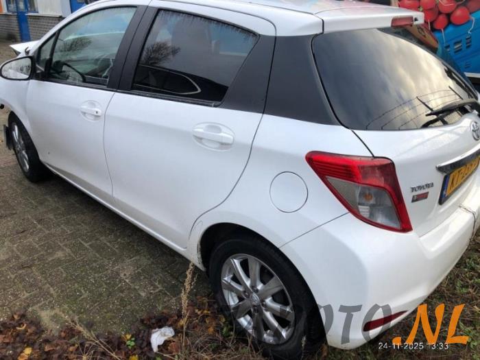 Toyota Yaris III 1.33 16V Dual VVT-I Sloopvoertuig (2013, Wit)