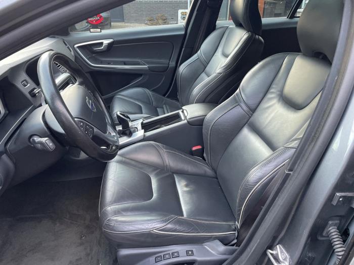 Volvo V60 I 2.4 D6 20V AWD Twin Engine Plug-in Hybrid Sloopvoertuig (2015, Grijs)