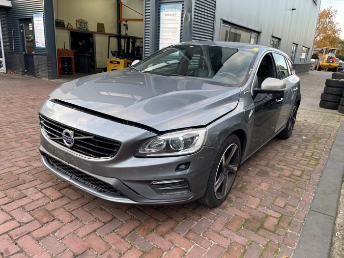 Volvo V60 I 2.4 D6 20V AWD Twin Engine Plug-in Hybrid Sloopvoertuig (2015, Grijs)