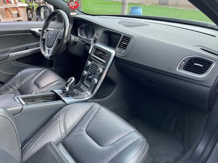 Volvo V60 I 2.4 D6 20V AWD Twin Engine Plug-in Hybrid Sloopvoertuig (2015, Grijs)