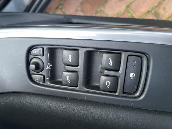 Volvo V60 I 2.4 D6 20V AWD Twin Engine Plug-in Hybrid Sloopvoertuig (2015, Grijs)