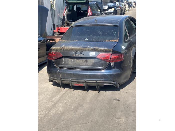 Audi A4 2.0 TFSI 16V Quattro Skrotfordon (2010, ROOD ZWART)