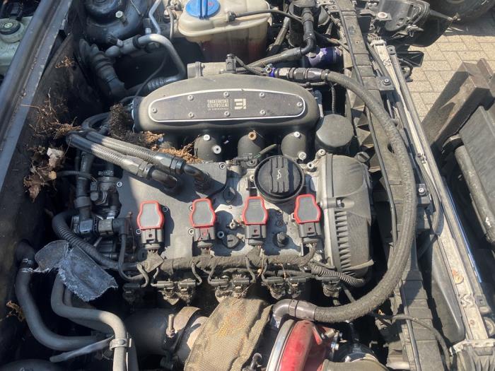 Audi A4 2.0 TFSI 16V Quattro Skrotfordon (2010, ROOD ZWART)