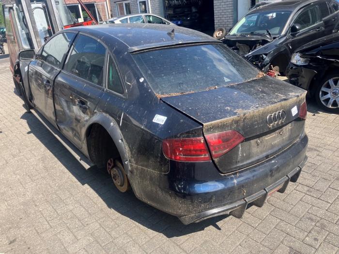 Audi A4 2.0 TFSI 16V Quattro Skrotfordon (2010, ROOD ZWART)