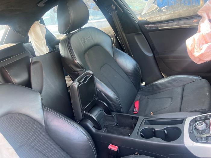 Audi A4 2.0 TFSI 16V Quattro Skrotfordon (2010, ROOD ZWART)