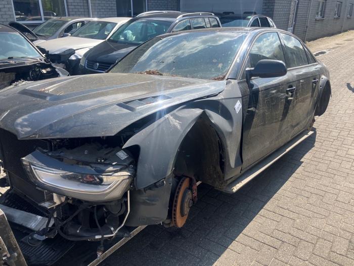 Audi A4 2.0 TFSI 16V Quattro Skrotfordon (2010, ROOD ZWART)