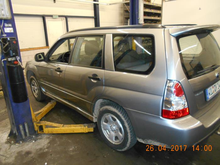 Subaru Forester 2.0 16V X Skrotfordon (2006, GRIJS)