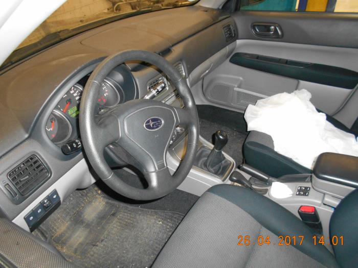 Subaru Forester 2.0 16V X Skrotfordon (2006, GRIJS)