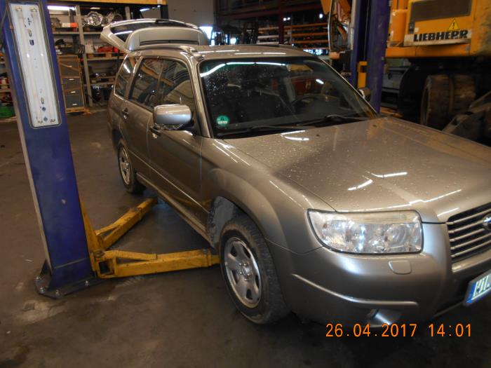 Subaru Forester 2.0 16V X Skrotfordon (2006, GRIJS)