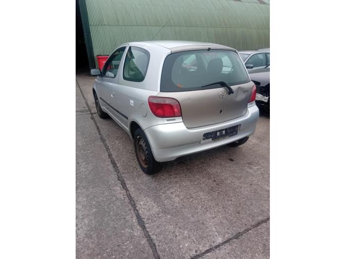 Toyota Yaris 1.3 16V VVT-i Skrotfordon (2001, GRIJS)