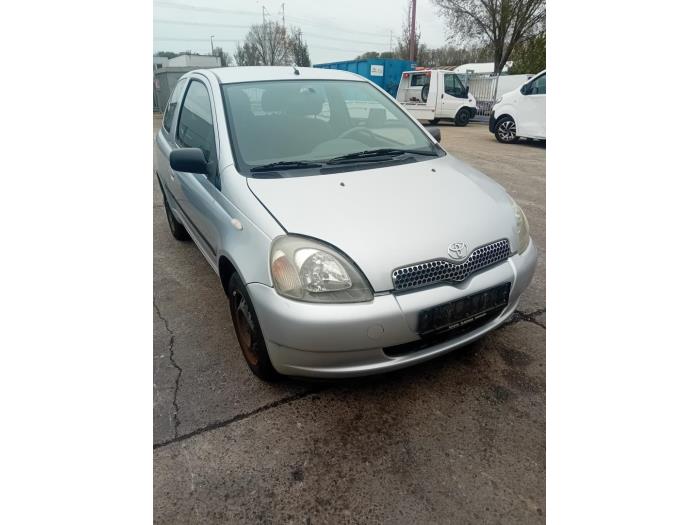Toyota Yaris 1.3 16V VVT-i Skrotfordon (2001, GRIJS)
