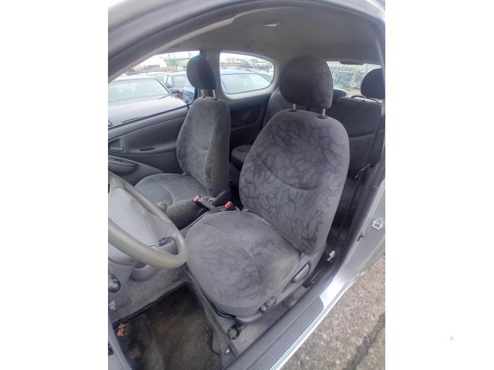 Toyota Yaris 1.3 16V VVT-i Skrotfordon (2001, GRIJS)