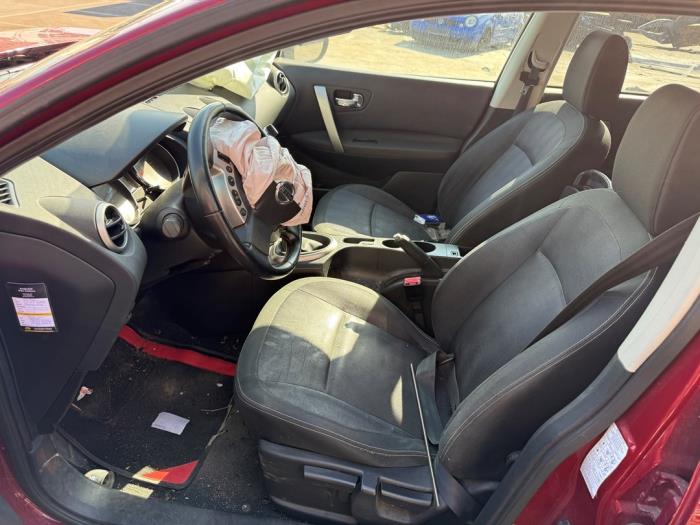 Nissan Qashqai 1.6 16V Salvage vehicle (2010, Red)