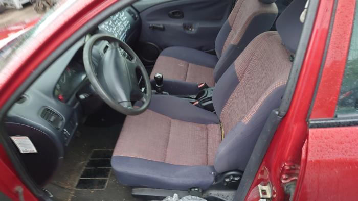 Mitsubishi Carisma 1.6i 16V Samochód złomowany (2000, Czerwony)