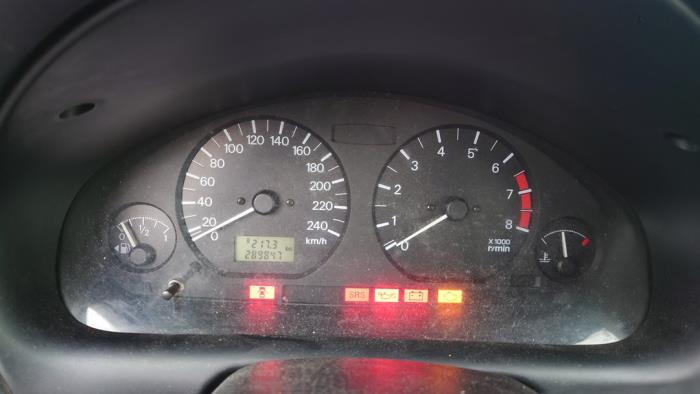 Mitsubishi Carisma 1.6i 16V Samochód złomowany (2000, Czerwony)