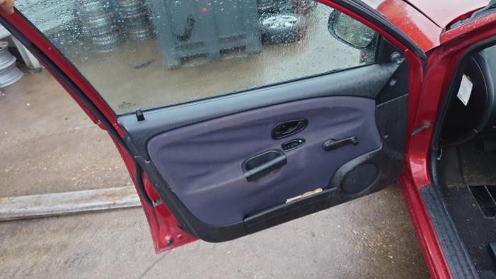 Mitsubishi Carisma 1.6i 16V Samochód złomowany (2000, Czerwony)