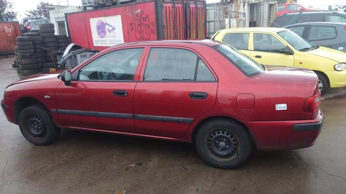 Mitsubishi Carisma 1.6i 16V Samochód złomowany (2000, Czerwony)