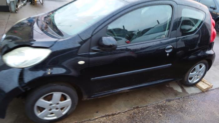 Peugeot 107 1.0 12V Skrotfordon (2006, ZWART)