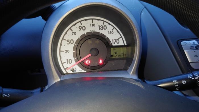 Peugeot 107 1.0 12V Skrotfordon (2006, ZWART)