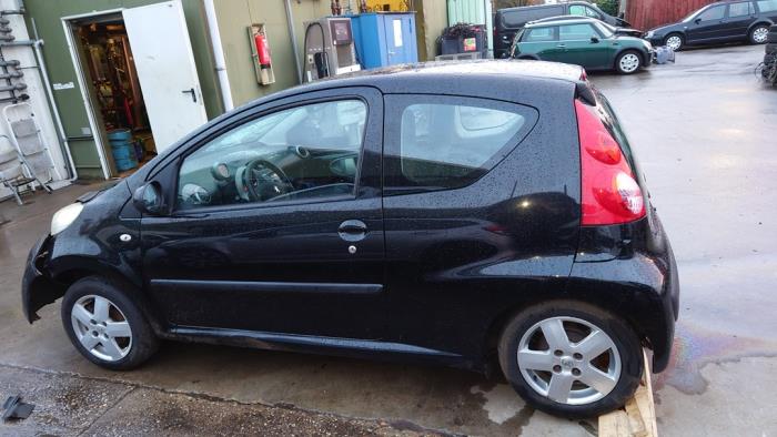 Peugeot 107 1.0 12V Skrotfordon (2006, ZWART)