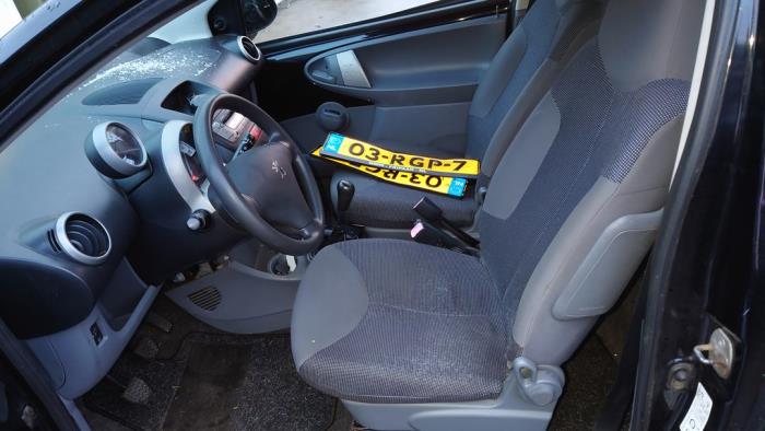 Peugeot 107 1.0 12V Skrotfordon (2006, ZWART)