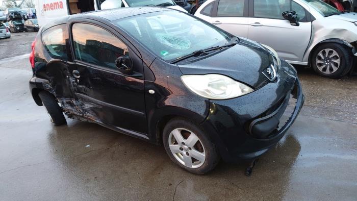 Peugeot 107 1.0 12V Skrotfordon (2006, ZWART)