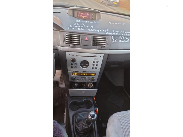 Opel Meriva 1.6 16V Samochód złomowany (2003, Czarny)