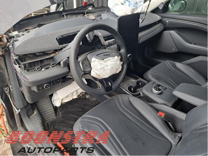 Ford Mustang Mach-E 75kWh RWD, 98kWh Extended RWD Skrotfordon (2024, ZWART)