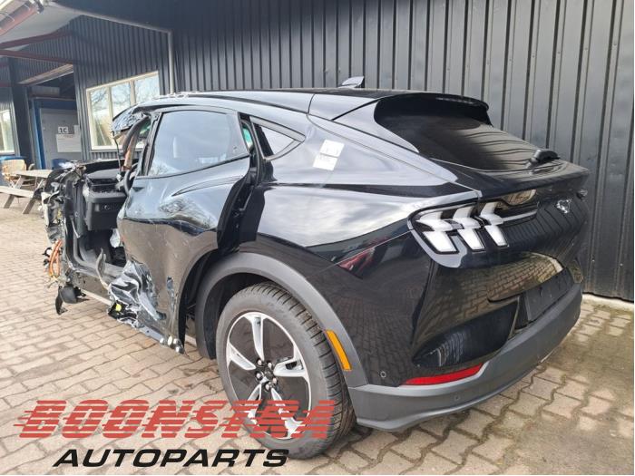 Ford Mustang Mach-E 75kWh RWD, 98kWh Extended RWD Skrotfordon (2024, ZWART)