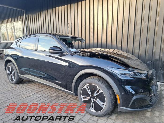 Ford Mustang Mach-E 75kWh RWD, 98kWh Extended RWD Skrotfordon (2024, ZWART)