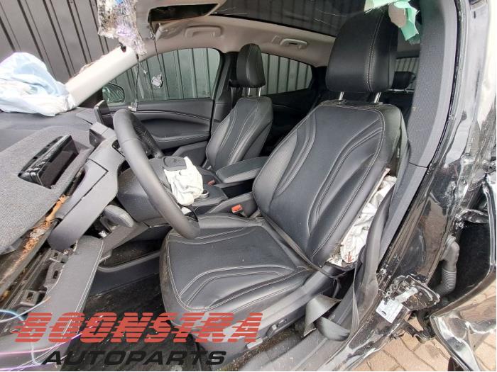 Ford Mustang Mach-E 75kWh RWD, 98kWh Extended RWD Skrotfordon (2024, ZWART)