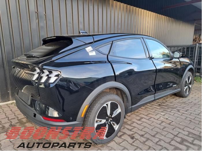 Ford Mustang Mach-E 75kWh RWD, 98kWh Extended RWD Skrotfordon (2024, ZWART)