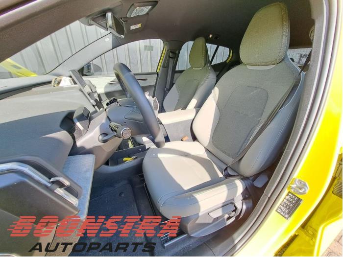 Volvo EX30 Single Motor Extended Range 69 kWh Sloopvoertuig (2024, Geel)