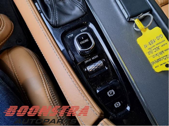 Volvo XC90 II 2.0 D5 16V AWD Skrotfordon (2015, GRIJS)