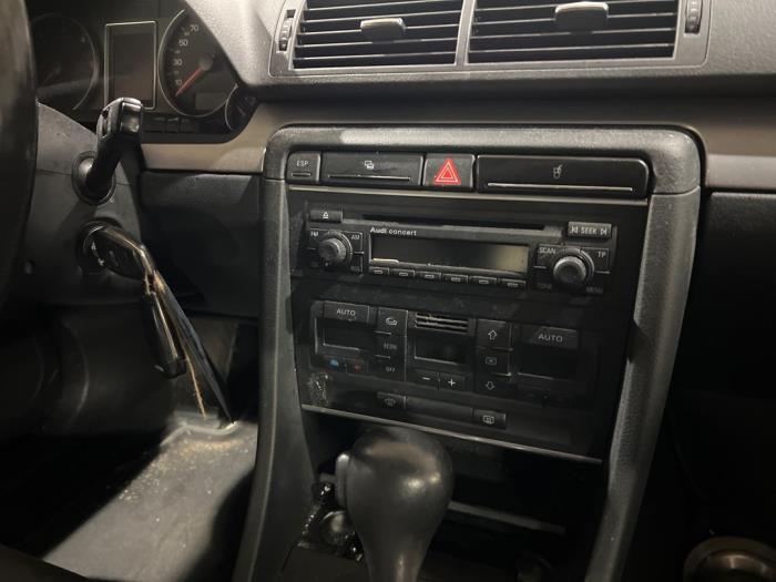 Audi A4 Avant 2.0 TDI 16V Skrotfordon (2006, ZWART)