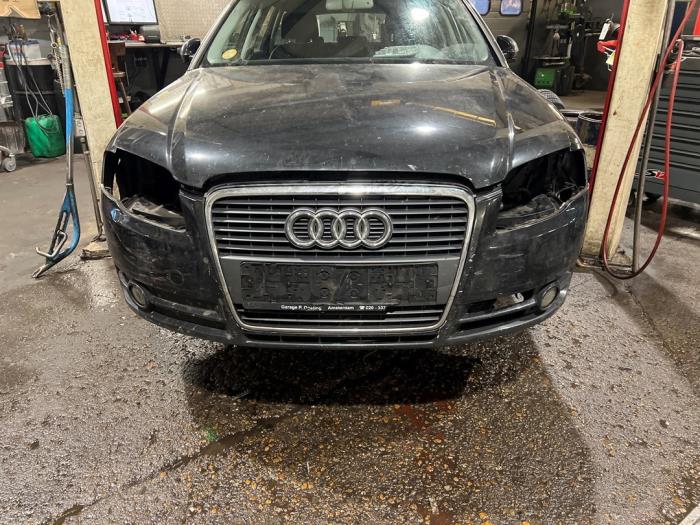 Audi A4 Avant 2.0 TDI 16V Skrotfordon (2006, ZWART)