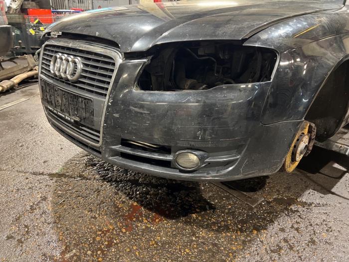 Audi A4 Avant 2.0 TDI 16V Skrotfordon (2006, ZWART)