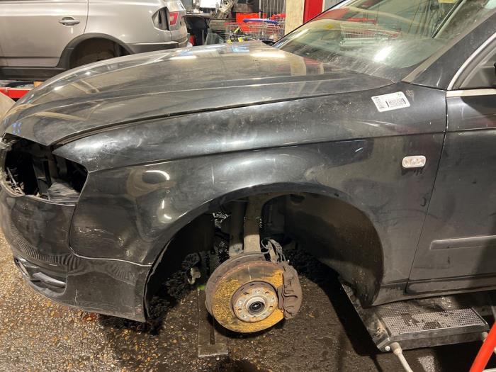 Audi A4 Avant 2.0 TDI 16V Skrotfordon (2006, ZWART)