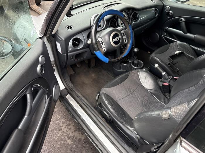 Mini Mini One/Cooper 1.6 16V Cooper Skrotfordon (2003, GRIJS)