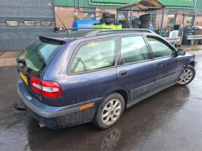 Volvo V40 1.8 16V Samochód złomowany (2001, Niebieski)